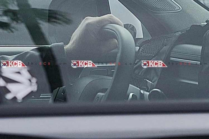 Về ngoại thất, xe được cho là sẽ áp dụng ngôn ngữ thiết kế “Art of Steel” mới, từng ra mắt trên mẫu NEXO. Phần đầu xe nổi bật với cụm đèn pha mảnh hơn, đèn định vị LED đặt bên hông, cùng lưới tản nhiệt bốn nan tinh gọn thay thế cho phong cách hầm hố trước đây. Thân xe được thiết kế trau chuốt hơn với đường gân ngang tạo cảm giác bề thế.