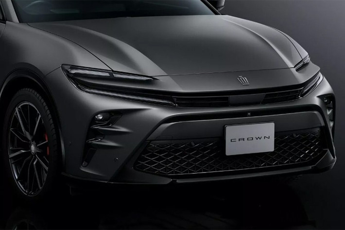 Nhiều người yêu xe đồng ý rằng màu sơn nhám nếu được thi công đúng cách sẽ mang lại vẻ đẹp sang trọng và cá tính hơn cho xe. Tuy nhiên, loại sơn này thường đòi hỏi sự chăm sóc kỹ lưỡng để giữ được vẻ ngoài hoàn hảo. Với Crown Estate Limited Matte Metal, Toyota tuyên bố đã tìm được sự cân bằng giữa phong cách và tính thực tiễn nhờ quy trình sơn đặc biệt.