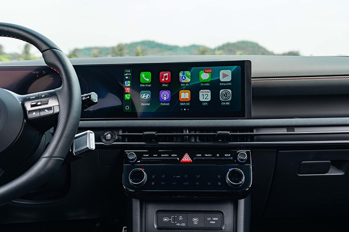 Vật liệu da và vải dệt Fabric này vừa giúp hạn chế hấp thụ nhiệt, vừa dễ vệ sinh và không bị bong tróc theo thời gian - điều thường thấy với da truyền thống khi xe đỗ dưới trời nắng.