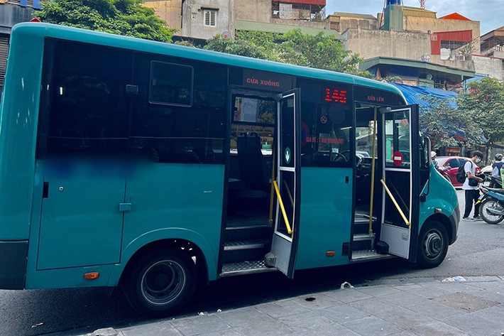 Bên cạnh đó, chúng tôi cũng có chính sách hỗ trợ cho doanh nghiệp như doanh nghiệp sản xuất, lắp ráp phương tiện xanh. Với doanh nghiệp kinh doanh vận tải, phương tiện công cộng thì sẽ có cơ chế hỗ trợ về lãi suất vay để doanh nghiệp được vay vốn ưu đãi, hoặc chính sách liên quan đầu tư kết cấu hạ tầng giao thông xanh, nhằm giải quyết vấn đề lo ngại về trạm sạc. Cái này chúng tôi đặt lên hàng đầu vì muốn phát triển giao thông xanh thì đáp ứng về hạ tầng rất quan trọng", ông Long thông tin. Tuy nhiên, thách thức đặt ra lớn: làm sao để hỗ trợ người dân, đặc biệt nhóm thu nhập thấp, không bị ảnh hưởng quá mức khi buộc phải chuyển đổi phương tiện? Việc tổ chức mạng lưới buýt mini đủ hiệu quả, tiết kiệm, phù hợp thói quen di chuyển, hay xây dựng đủ hạ tầng sạc… là những bước đi cần sát sao.