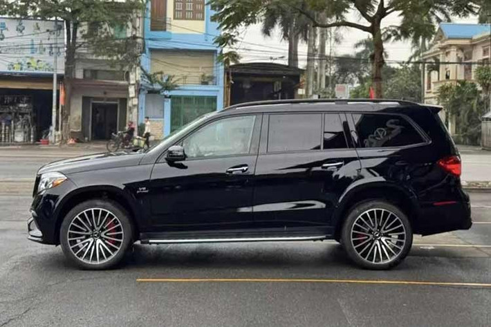 Được biết, vào năm 2023, Chi cục Hải quan cửa khẩu cảng Hải Phòng khu vực 2 (Cục Hải quan Hải Phòng) đã đăng thông báo tìm chủ nhân cho chiếc Mercedes-Benz GLS 63 bị “bỏ quên” tại cảng. Theo thông tin được đăng tải, chiếc xe này cập cảng từ ngày 20/10/2018 tại Cảng Nam Hải Đình Vũ và chưa có người nhận.