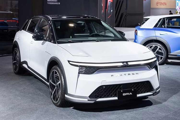 Bản cao cấp có thêm camera 360 độ, đèn pha thích ứng, cốp điện cảm ứng, ghế thông gió, đèn viền nội thất và khoang chứa đồ phụ dưới nắp ca-pô. Mitsubishi vẫn chưa công bố liệu phiên bản dành cho thị trường Úc sẽ giữ nguyên thông số kỹ thuật hay được tinh chỉnh riêng. Nhưng, nhiều khả năng xe sẽ được hiệu chỉnh hệ thống treo và tay lái để phù hợp với điều kiện vận hành địa phương.