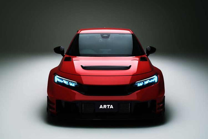 Ngay từ bản tiêu chuẩn, Civic Type R đã sở hữu thiết kế thể thao mạnh mẽ. Tuy nhiên, phiên bản ARTA GT còn được nâng cấp khí động học để cải thiện độ ổn định ở tốc độ cao và mang lại diện mạo hầm hố hơn nữa. Kích thước tổng thể của xe cũng được mở rộng: dài 4.635 mm, rộng 1.955 mm và cao 1.395 mm.