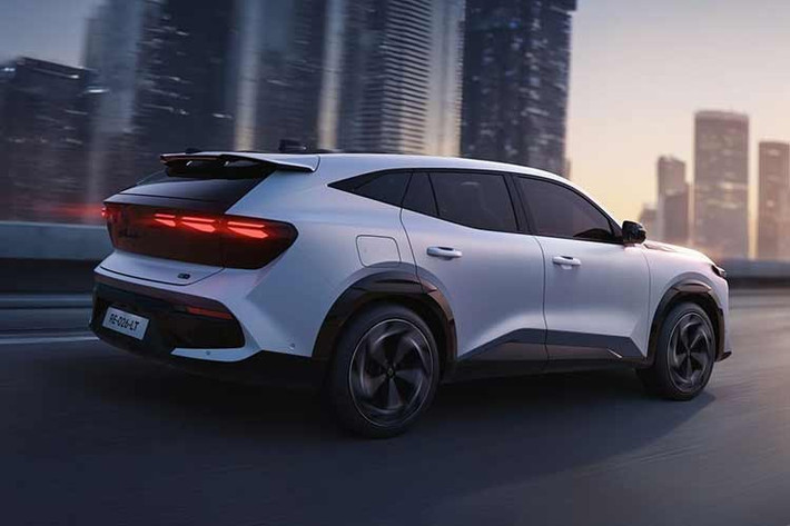 Về mặt công nghệ tiên tiến, Renault Filante mới mang đến tất cả các hệ thống mà chúng ta đã quen thuộc, nhưng cũng có thêm ba hệ thống hoàn toàn mới trong dòng sản phẩm của hãng: hỗ trợ lái khẩn cấp, gương chiếu hậu thông minh và cảm biến phát hiện trẻ em.