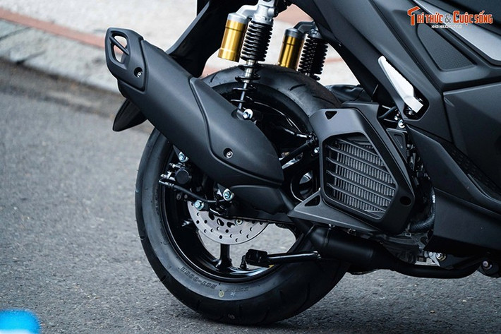 Xe vẫn được trang bị chìa khóa thông minh Smart Key, hệ thống khởi động/dừng thông minh và cổng sạc USB-A. Trục giữa xe được nâng cao tạo cảm giác lái vững chắc, mô phỏng cảm giác cầm lái sportbike – điều hiếm thấy ở các dòng xe tay ga đô thị.