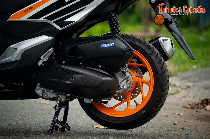 So với bản Vario 160 đang được Honda Việt Nam phân phối chính hãng (nhập khẩu từ Indonesia), phiên bản Repsol tạo sự khác biệt rõ ràng về ngoại hình nhưng vẫn giữ nguyên thiết kế khung sườn và thông số kỹ thuật.