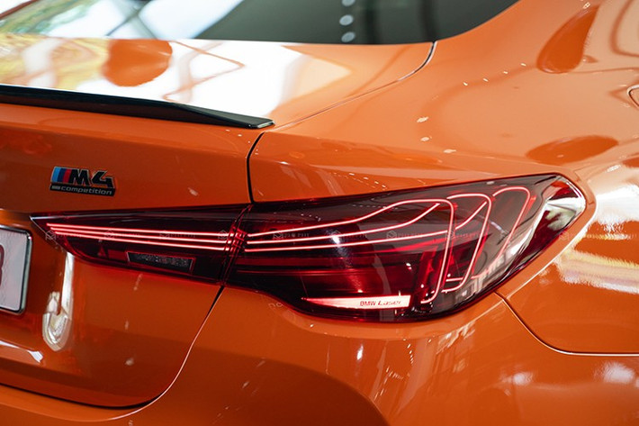 Chiếc xe BMW M4 Competition 2024 này sẽ có màu sơn đặc biệt, Fire Orange có giá 320 triệu đồng, cùng gói tùy chọn carbon, nội thất da Full Merino màu cam/đen khoảng 150 triệu đồng, đáng chú ý là ghế xe đua M Carbon, sẽ làm giảm trọng lượng cho xe nhưng khiến chủ nhân tốn 325 triệu đồng...