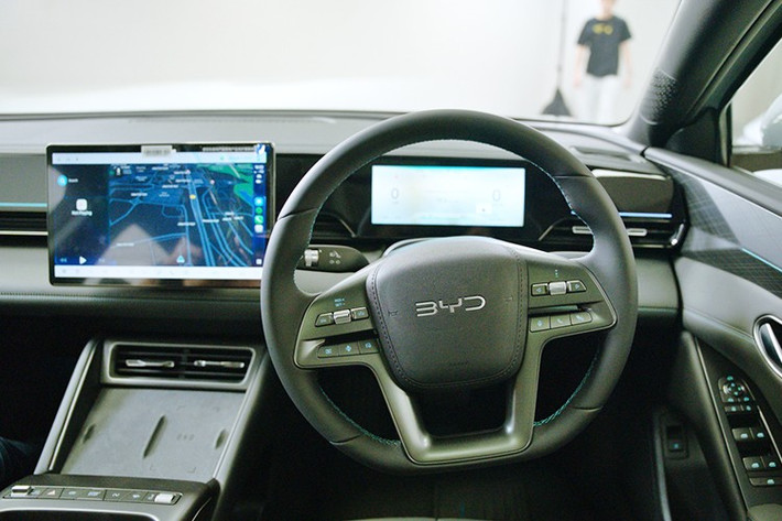 Tại Malaysia, xe sở hữu những trang bị đáng chú ý như vô lăng 3 chấu, bảng đồng hồ kỹ thuật số 8,8 inch, màn hình thông tin giải trí 12,8 inch nằm ngang, hỗ trợ kết nối Apple CarPlay/Android Auto không dây và ghế bọc giả da sinh thái, ghế trước ôm sát người ngồi và hàng ghế sau với tựa lưng nghiêng thoải mái hơn.