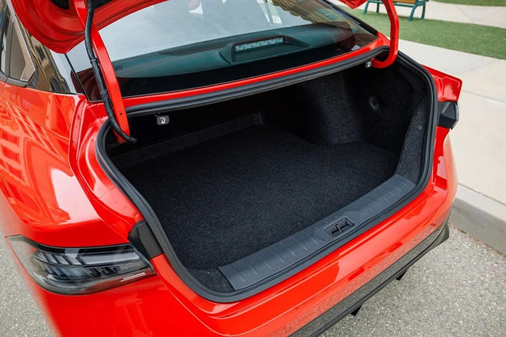 Khối động cơ sản sinh công suất chỉ 149 mã lực (151PS) và mô-men xoắn cực đại 198Nm, dẫn động cầu trước thông qua hộp số vô cấp điện tử Xtronic CVT.