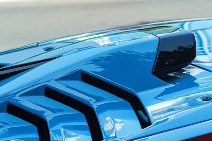 Để giảm trọng lượng, hãng xe Italy đã sử dụng sợi carbon ở rất nhiều chi tiết như cánh gió, bộ chia gió hốc bánh xe, líp cản trước, ốp gương chiếu hậu,… Đặc biệt, toàn bộ đuôi xe dùng bộ khung từ chiếc Lamborghini Huracan Super Trofeo EVO - một mẫu xe đua dựa trên Huracan, với 75% sử dụng chất liệu carbon.