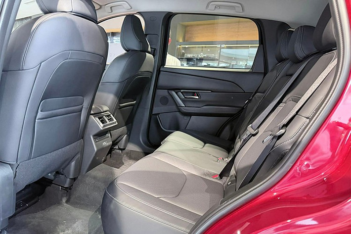 Về an toàn, thế hệ mới bổ sung túi khí ở đầu gối người lái, tổng là 7 túi khí, cùng các tính năng bổ sung trong hệ thống an toàn chủ động như giữ làn đường khẩn cấp Emergency Lane Keeping (ELK), xe sẽ tự động đánh lái khi gặp các tình huống nguy hiểm ví dụ có xe ở điểm mù, và hệ thống giám sát sự tập trung của tài xế.