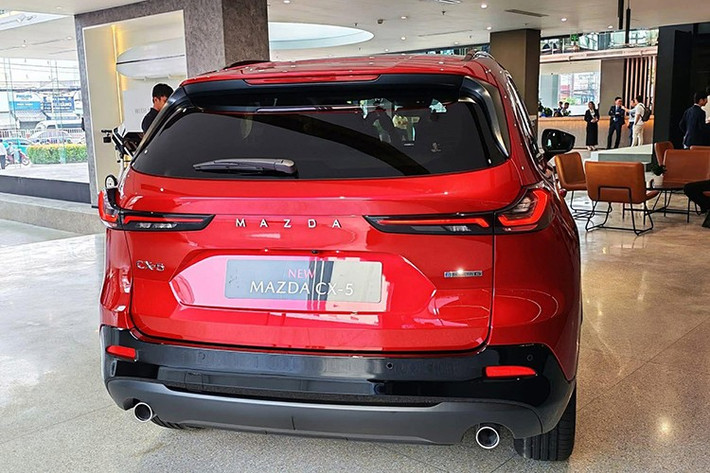 Giá bán của Mazda CX-5 2026 mới tại Việt Nam tất nhiên vẫn còn là một ẩn số. Tuy nhiên, theo giới thạo xe dự đoán, phiên bản CX-5 hybrid sẽ có mức giá bán lẻ khoảng 1,1 tỷ đồng. Các phiên bản thuần máy xăng giá sẽ dưới 1 tỷ đồng.