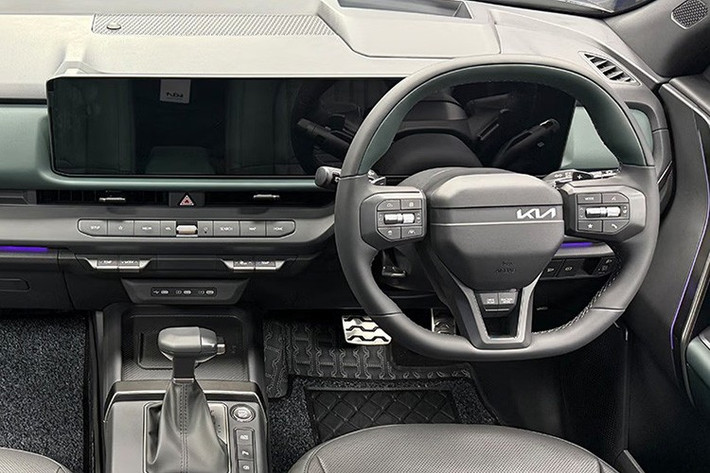 Xe hỗ trợ sạc không dây, cổng USB-C cho cả hai hàng ghế, dàn âm thanh 8 loa Bose, điều hòa tự động hai vùng, ghế lái chỉnh điện 10 hướng có nhớ vị trí, ghế trước thông gió, rèm che nắng hàng ghế sau, và hệ thống đèn viền nội thất 64 màu.