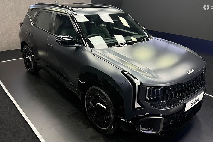 So với thế hệ trước, Kia Seltos 2027 mới được gia tăng đáng kể về kích thước với chiều dài tăng thêm 95 mm, rộng hơn 20 mm, cao hơn 15 mm và trục cơ sở kéo dài thêm 80 mm. Nhờ sử dụng nền tảng toàn cầu K3 hoàn toàn mới, dung tích khoang hành lý cũng tăng thêm 14 lít. Đi cùng với đó là ngôn ngữ thiết kế mới ấn tượng hơn.