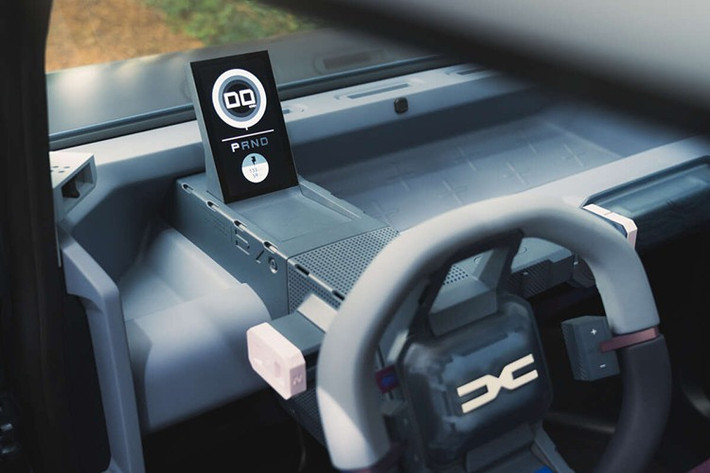 Điện thoại thông minh của người dùng sẽ được gắn lên giá đỡ để đóng vai trò chìa khóa kỹ thuật số, định vị dẫn đường và hệ thống giải trí, kết nối với loa Bluetooth di động. Ngoài ra, xe còn có bảng đồng hồ kỹ thuật số phía sau vô lăng và 2 túi khí đảm bảo an toàn cơ bản.