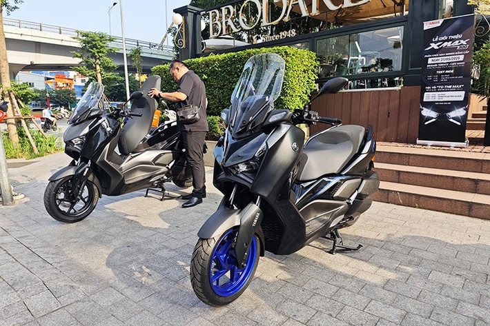 Yamaha XMAX 300 2025 tại Việt Nam mang vẻ đẹp được khơi nguồn từ dãy núi tuyết kỳ vĩ – nơi hội tụ giữa sự mạnh mẽ và uyển chuyển. Mỗi đường nét trên thân xe được trau chuốt tỉ mỉ, tạo nên một diện mạo sắc sảo, hiện đại và đậm chất thể thao đô thị.