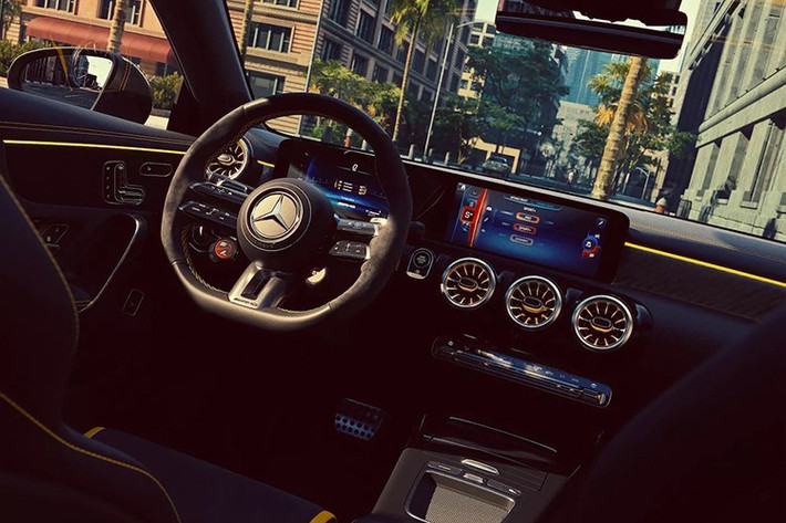 Nội thất phiên bản này có ghế AMG Performance độc ​​đáo có MB-Tex màu đen và bọc sợi nhỏ. Ghế cũng có đường khâu tương phản màu vàng cũng như thêu "45 S" trên tựa đầu.