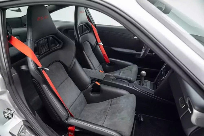 Tương phản với lớp sơn GT Silver là đồ họa màu đen thông thường của GT3 RS 4.0, hoàn thiện với các điểm nhấn màu đỏ tươi. Chiếc xe cũng có gương chiếu hậu màu đen và đỏ. Nó cũng nằm trên bánh xe centerlock màu đen tuyệt đẹp, được đặt trên một bộ kẹp phanh màu vàng.