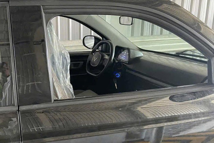 Thiết kế bên trong tối giản, tập trung vào công năng. Một cụm màn hình điện tử đặt sau vô lăng vát đáy là điểm nhấn chính, táp-lô chỉ gồm các núm xoay cơ học để điều chỉnh điều hòa - phù hợp với một mẫu xe hướng tới sự thực dụng và chi phí vận hành thấp.