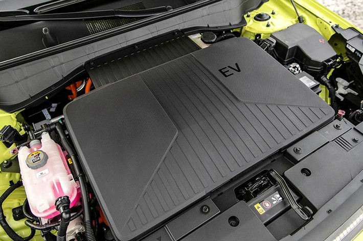 Ngăn chứa dây sạc 27 lít dưới capo và bánh xe dự phòng dưới sàn khoang hành lý là những chi tiết chu đáo, thể hiện sự quan tâm của Hyundai đến nhu cầu thực tế.