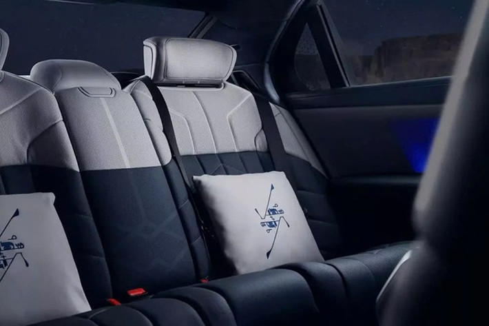 Ở những nơi khác, khách hàng tương lai sẽ được trải nghiệm màn hình cong đặc trưng của thương hiệu, được hỗ trợ bởi Hệ điều hành 8.5, với tính năng điều khiển bằng cử chỉ và giọng nói.