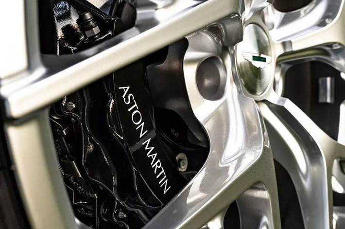 Cả hai phiên bản Aston Martin Vanquish đều mang đậm dấu ấn hàng hải tinh tế, mang đến vẻ thanh lịch và sự điềm tĩnh duyên dáng của những chiếc du thuyền khi cập bến. Bắt đầu từ ngoại thất, cả hai chiếc xe đều được hoàn thiện với màu bạc ánh sáng, một màu sắc được lựa chọn bởi sự tinh tế và trường tồn với thời gian, đồng thời cũng bởi "ánh sáng xanh lam phản chiếu tinh tế dưới ánh nắng mặt trời".