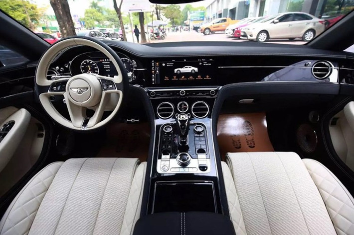 Bên trong khoang lái của chiếc Coupe siêu sang Bentley Continental GT V8 có màu trắng-đen. Nội thất xe còn được trang bị màn hình trung tâm cảm ứng kích thước lớn được ẩn giấu một cách tinh tế bên trong bảng táp-lô ốp gỗ và bên dưới là một chiếc đồng hồ cơ đặt ngay vị trí trung tâm, cần số điện tử cỡ lớn.