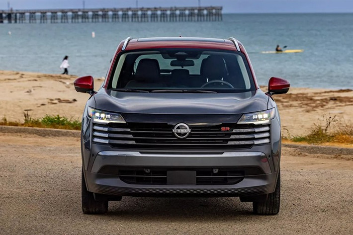 Toàn bộ các phiên bản khác cũng ghi nhận mức tăng tương tự. Nissan đồng thời giữ nguyên phí vận chuyển 1.495 USD, không thay đổi như một số mẫu xe khác trong danh mục sản phẩm. Bất chấp mức giá tăng, Kicks vẫn được xem là lựa chọn đáng tiền trong phân khúc SUV bình dân.