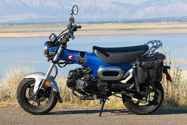 Honda Dax nổi bật với khung sườn thiết kế dạng backbone hình chữ T, được dập từ thép, cùng các đường nét bo tròn đặc trưng, mang lại hình ảnh thân thiện, dễ điều khiển và có nét quyến rũ rất riêng.