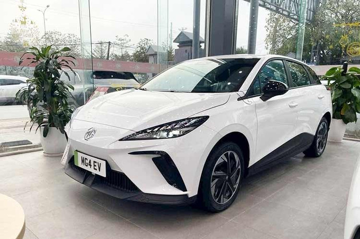 MG4 là mẫu ôtô điện cỡ nhỏ đã chính thức ra mắt thị trường Việt Nam vào tháng 6/2024 nhưng không gây được tiếng vang. Trong thời gian qua, mẫu ôtô điện Trung Quốc này thường xuyên có chương trình ưu đãi từ chính hãng và đại lý. Mới đây, mức giảm giá tại đại lý của MG4 đã lên tới hơn 300 triệu đồng.