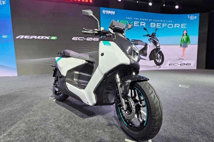 Yamaha EC-06 2026 mới được phát triển với tầm nhìn toàn cầu và định vị là phương tiện di chuyển hằng ngày dành cho người dùng đô thị, kết hợp giữa thiết kế thời trang, hiệu năng ổn định và tính thân thiện với môi trường. Tại thời điểm ra mắt, xe chỉ có một tùy chọn màu sắc duy nhất là Bluish White.