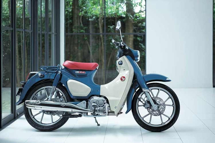 Sức mạnh được truyền qua hộp số 4 cấp dạng vòng, ưu tiên sự êm ái, dễ kiểm soát và phù hợp với điều kiện giao thông đô thị. Khả năng tiết kiệm nhiên liệu tiếp tục là điểm mạnh nổi bật của mẫu xe, với mức tiêu thụ theo chuẩn WMTC đạt 67,8 km/lít trong điều kiện chạy một người.