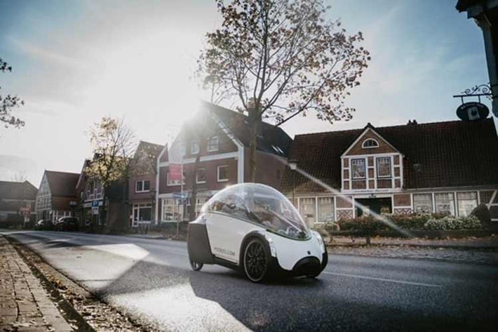 Để đảm bảo an toàn, mỗi bánh xe đều được trang bị phanh đĩa với hệ thống điều khiển riêng biệt cho phía trước và phía sau, mang lại khả năng kiểm soát tốc độ chính xác và tin cậy.