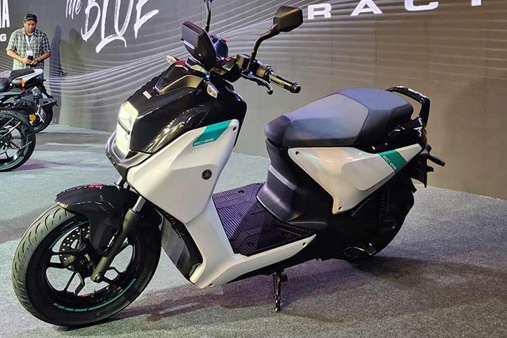 Tại thị trường Ấn Độ, Yamaha EC-06 2026 có giá bán niêm yết là 167.600 Rupee (khoảng 48 triệu đồng). Việc sở hữu quãng đường di chuyển được chứng nhận lên tới 169 km sau mỗi lần sạc đầy được xem là khá lớn, khi so với nhiều đối thủ từ thương hiệu đồng hương Honda.