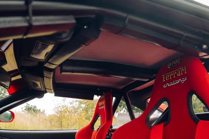 Ferrari F355 Challenge trang bị khối động cơ V8 dung tích 3.5L, đầu xi-lanh 5 van lần đầu được áp dụng cho phép khí nạp tốt hơn và công suất cải thiện với 375 mã lực tại 8.500 vòng/phút, mô-men xoắn 362 Nm tại 6.200 vòng/phút.