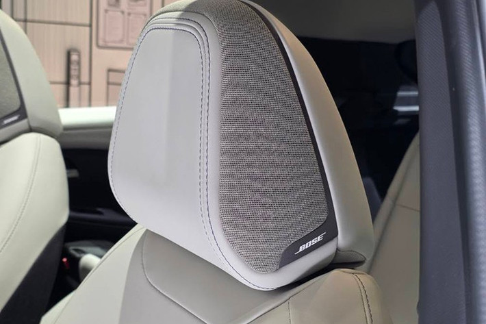 Xe được phát triển trên nền tảng CMF-EV và sản xuất tại nhà máy Tochigi (Nhật Bản), dự kiến bắt đầu giao xe từ đầu năm 2026. Về hiệu suất, phiên bản LEAF B7 Long Range trang bị động cơ điện YM52 cho công suất 218 mã lực.