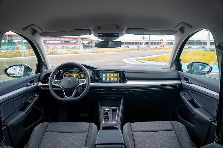 Phiên bản Golf GTI – xe đô thị hiệu năng cao với phong cách mạnh mẽ, thể thao, năng động. Xe sở hữu động cơ 2.0 TSI, công suất 245 ps, mô-men xoắn 370 N.m (1.600 – 4.300 rpm). Hệ thống treo thể thao GTI và phanh hiệu năng cao màu đỏ đặc trưng, mang đến cảm giác lái hứng khởi nhưng vẫn kiểm soát tối ưu.