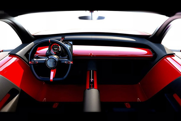 Không gian nội thất tiếp tục theo đuổi triết lý tối giản. Xe được trang bị vô-lăng đáy phẳng, cụm đồng hồ kỹ thuật số hình tròn, nhưng không có màn hình giải trí trung tâm – người dùng sẽ sử dụng điện thoại thông minh cá nhân để kết nối và điều khiển các chức năng của xe.