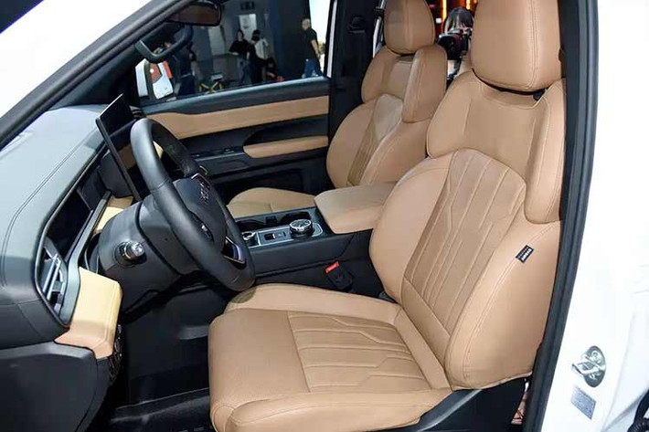 Bên trong khoang lái, Chery Himla R08 EV được trang bị màn hình giải trí trung tâm 15,6 inch hoặc 12,3 inch, tùy phiên bản. Nội thất được phối màu nâu nhạt - đen cùng các chi tiết mạ crôm.