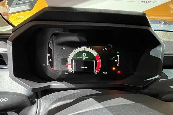 Bảng táp-lô cũng được thiết kế hoàn toàn mới kiểu dàn ngang hiện đại, nổi bật là hệ thống màn hình kép đồng kích thước 12,3 inch, bao gồm màn hình giải trí trung tâm và bảng đồng hồ kỹ thuật số sắc nét.