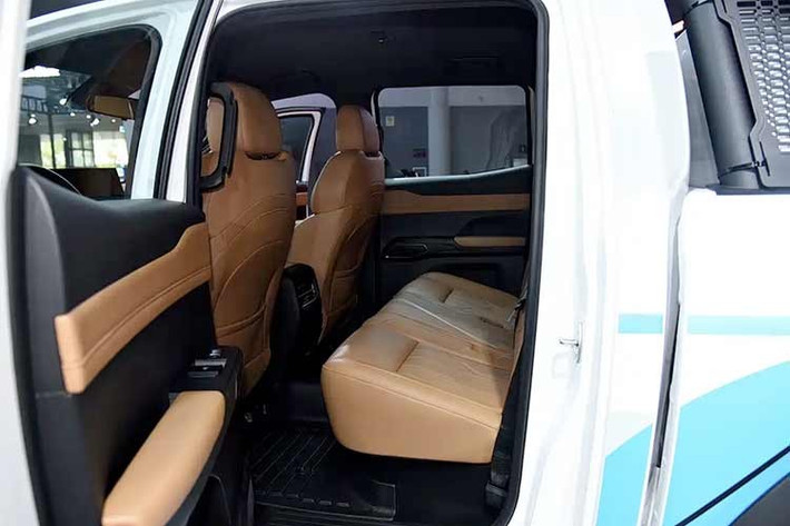 Chưa hết, các phiên bản cao cấp của mẫu xe bán tải thuần điện này còn có gói an toàn chủ động ADAS với những tính năng như hệ thống kiểm soát hành trình thích ứng, hỗ trợ giữ làn đường và phanh khẩn cấp tự động.