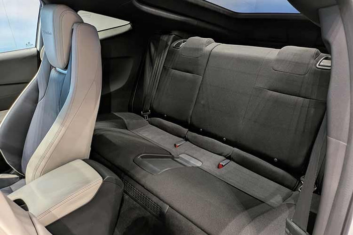 Bên cạnh khả năng vận hành, khoang cabin của Prelude e:HEV cũng được chăm chút tỉ mỉ để xứng tầm một mẫu xe thể thao hiện đại. Trung tâm bảng điều khiển là màn hình cảm ứng 9 inch hỗ trợ kết nối thông minh, đi kèm bảng đồng hồ kỹ thuật số 10,2 inch cung cấp thông số trực quan cho người lái.