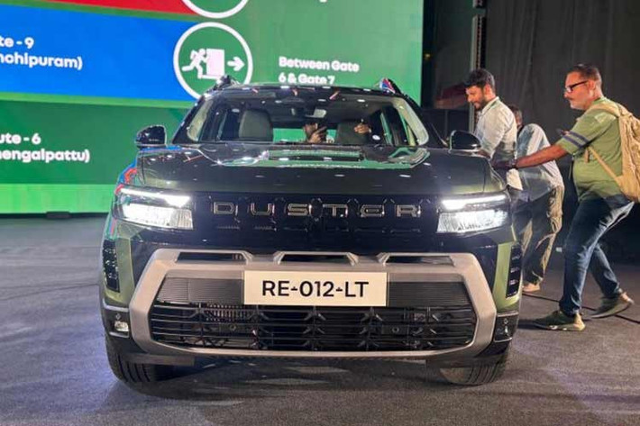 Mẫu xe Renault Duster hoàn toàn mới bắt đầu được sản xuất tại nhà máy Chennai, nơi đã sản xuất hơn ba triệu xe trong suốt 18 năm, bao gồm 1,2 triệu xe xuất khẩu sang hơn 100 quốc gia. Mức giá xe Renault Duster 2026 chua công bố, nhưng sẽ được bán tại Ấn Độ vào mùa xuân này. Nam Phi và các quốc gia vùng Vịnh sẽ ra mắt sau đó.