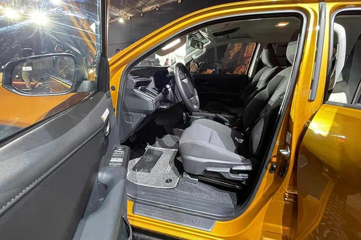 Toyota cũng hào phóng trang bị hàng loạt tiện nghi như ghế da Softex cao cấp, hệ thống âm thanh 8 loa, sạc không dây và phanh tay điện tử. Sự hiện diện của điều hòa tự động hai vùng cùng các cổng sạc USB dày đặc cho thấy hãng xe Nhật Bản đã lắng nghe người dùng hơn trong việc tối ưu hóa trải nghiệm tiện ích.