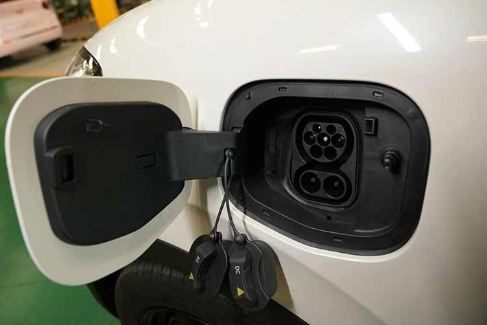 Dù việc đổi sang cổng CCS2 giúp xe linh hoạt hơn trong việc sạc pin, nhưng giới quan sát nhận định Wuling Bingo vẫn sẽ gặp thách thức không nhỏ khi hạ tầng trạm sạc của hãng chưa đủ đa dạng và bao phủ rộng khắp như đối thủ trực tiếp VinFast tại thị trường nội địa.