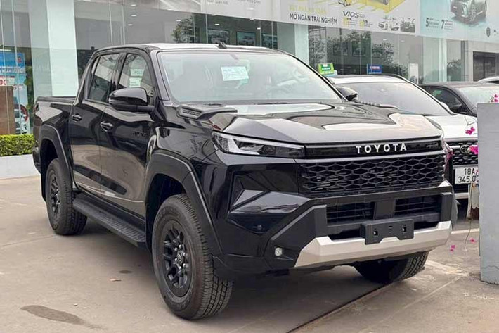 Trước đó, các đại lý đã bắt đầu nhận cọc cho mẫu xe bán tải Toyota Hilux 2026 với ba phiên bản dự kiến gồm: 4x2 MT, 4x2 AT và 4x4 AT. Mức giá tạm tính dao động từ khoảng 700 triệu đồng cho bản số sàn, hơn 700 triệu cho bản số tự động một cầu và gần 1 tỷ đồng cho bản cao cấp nhất.