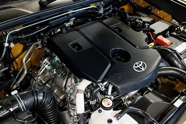 Một điểm đáng chú ý khác là toàn bộ dải sản phẩm Hilux 2026 tại Việt Nam được cho là sẽ chuyển sang sử dụng động cơ diesel 2.8L, thay thế hoàn toàn tùy chọn 2.4L trước đây. Toàn bộ Hilux 2026 sử dụng kết cấu sàn mới “Dynamic Cloud”, tăng cường độ cứng thân xe và giảm rung lắc. Xe cũng được trang bị giá đỡ động cơ thủy lực và giảm xóc cải tiến giúp cải thiện độ êm ái khi vận hành.