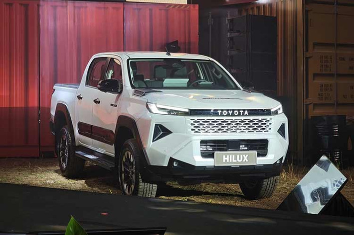 Về đọng cơ, Hilux 2026 vẫn duy trì sức mạnh vận hành đặc trưng khi cả ba phiên bản đều được trang bị động cơ 2.8L. Đặc biệt, lần đầu tiên, Hilux được trang bị hệ thống lựa chọn đa địa hình MTS (Multi-Terrain Select), giúp tối ưu khả năng kiểm soát lực kéo trên nhiều dạng địa hình khác nhau, từ đó gia tăng độ an toàn và sự tự tin cho người lái khi di chuyển trong những điều kiện phức tạp.