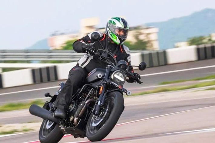 Harley-Davidson X440T 2026 sẽ được bán tại thị trường Ấn Độ với 4 màu lựa chọn: đỏ, đen, xanh và trắng. Mức giá khởi điểm là 279.000 rupee (tương đương khoảng 81,6 triệu đồng). Hiện chưa có thông tin nào về mẫu xe này sẽ bán tại Việt Nam.