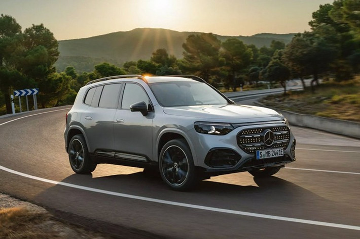 Dù vẫn giữ kiểu dáng vuông vức đặc trưng, mẫu xe SUV Mercedes-Benz GLB 2026 mới mang đến nhiều thay đổi đáng chú ý, đặc biệt là việc chỉ có phiên bản chạy điện tại thời điểm ra mắt. Xe được bán ra với hai biến thể thuần điện: GLB 250+ EQ Technology và GLB 350 4Matic EQ Technology. Cả hai đều sử dụng pin lithium-ion 85 kWh và hệ thống điện 800 volt.